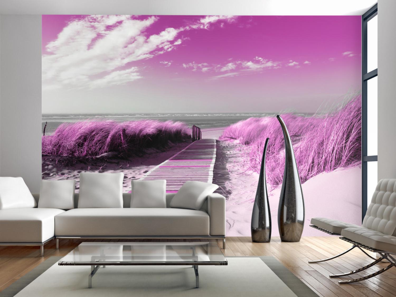 Fotomural a medida Descenso de madera - paisaje violeta de una playa arenosa junto al mar