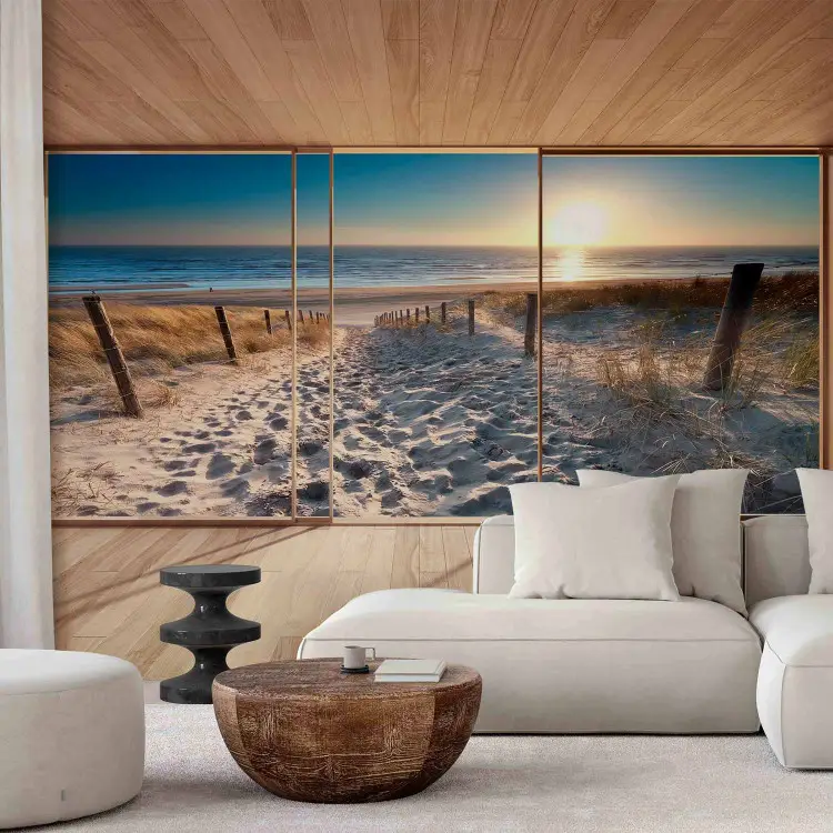 Vista desde la ventana - paisaje luminoso con playa por la mañana