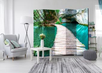 Biombo barato Lago esmeralda II - paisaje verde natural con puente de madera