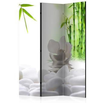 Biombo decorativo Lago Silencio - piedras blancas flor orquídea fondo bambú agua
