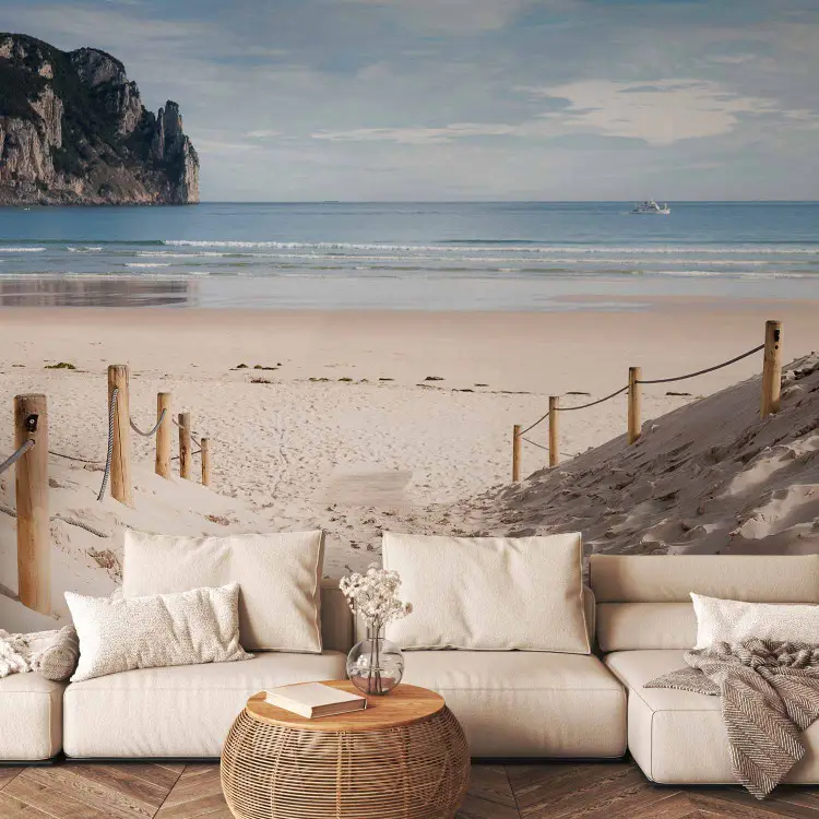 Julio ardiente - paisaje marino con playa de arena y rocas bajo el cielo