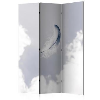 Biombo Pluma angelical: pluma romántica volando entre las nubes en el cielo