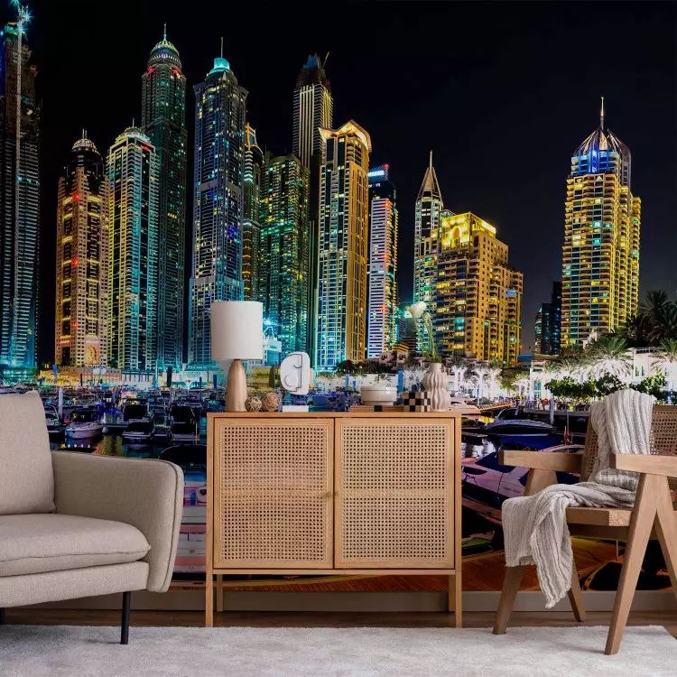 Fotomural Noche en Dubái y la Marina - yates modernos con fondo de arquitectura